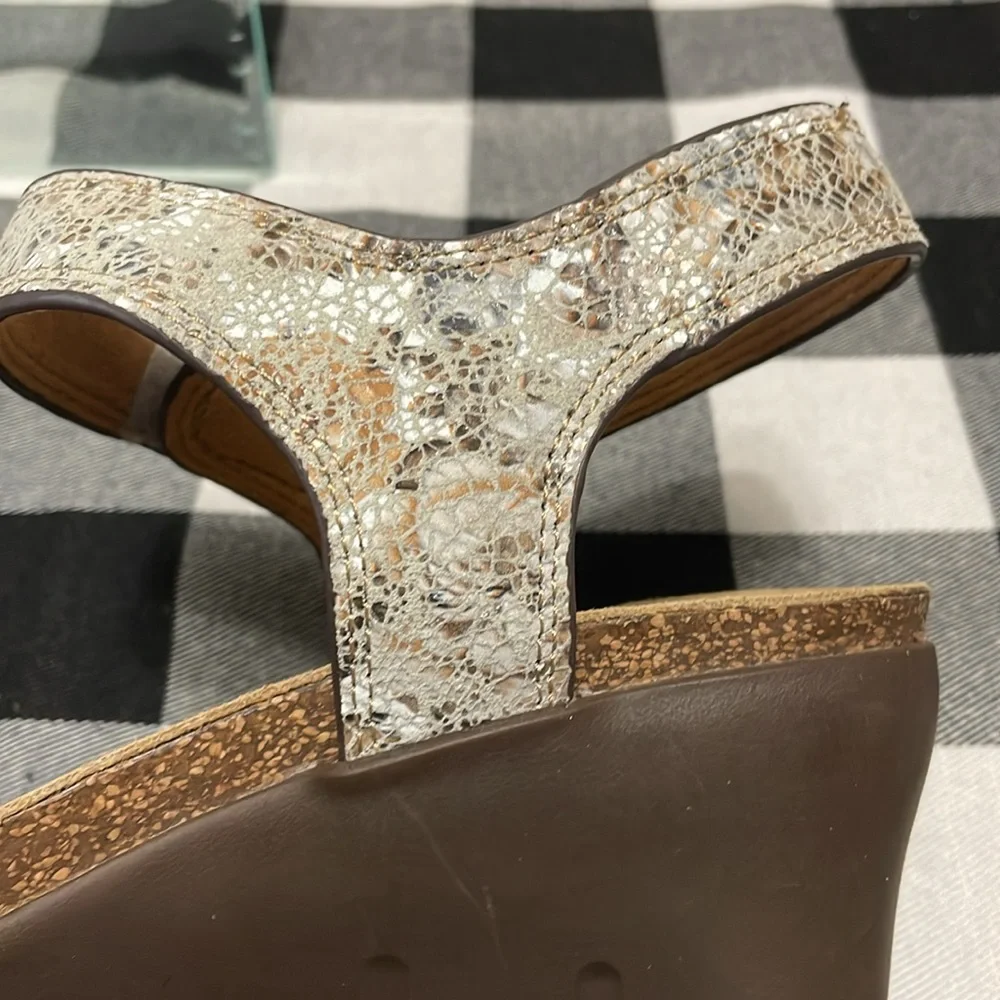 Comfortiva Abria Grey Flower Leather Wedge Sandals Pillowtop Memory Foam Sz 10W
